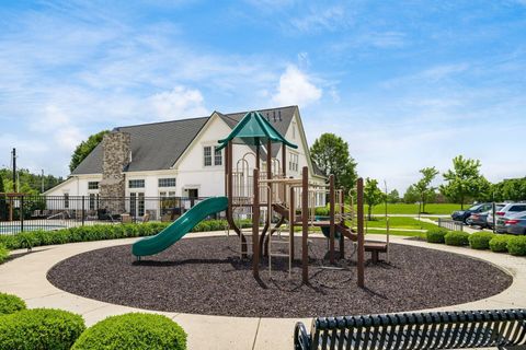 Tiny photo for 5264 Royal Arch Cascade Drive 25 #25, Dublin, OH 43016 (MLS # 225044532)