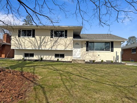 Photo of 1767 Woodcrest Road, Columbus, OH 43232 (MLS # 226008223)