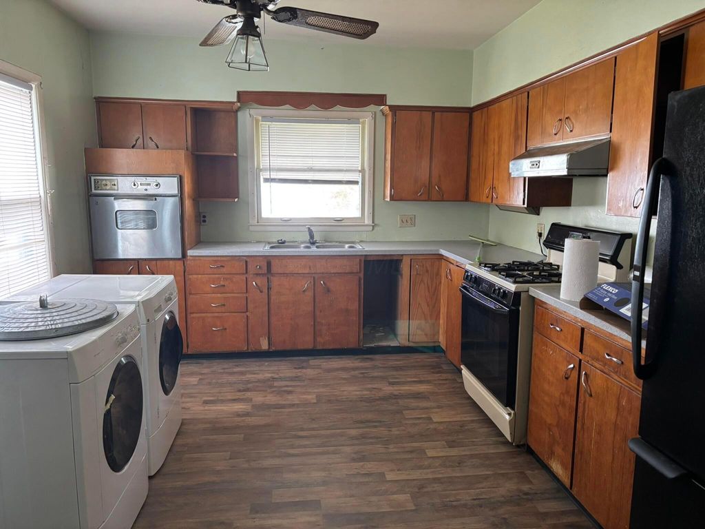 Photo of 490 Helen Street, Columbus, OH 43223 (MLS # 226012774)