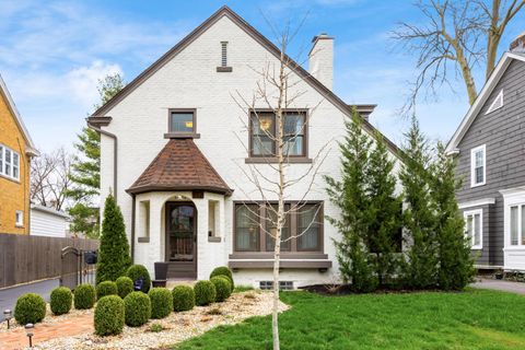 Photo of 112 S Cassady Avenue, Columbus, OH 43209 (MLS # 226009908)