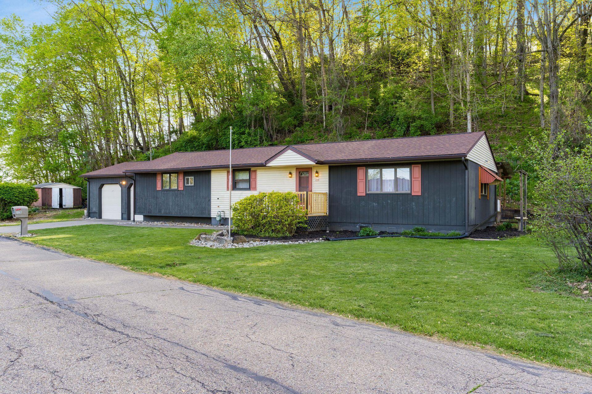 125 Lynwood Lane, Lancaster, Ohio image 2