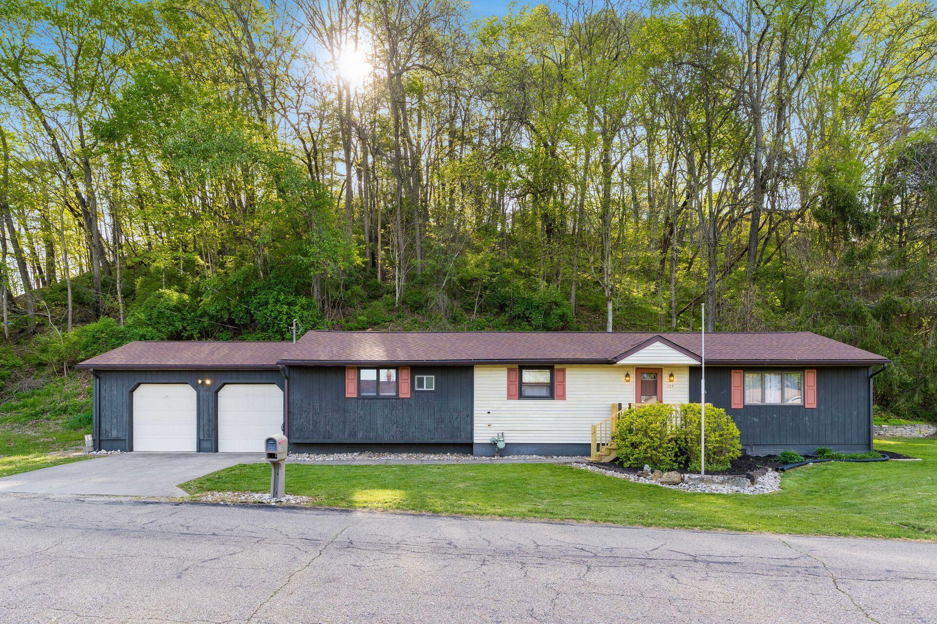 125 Lynwood Lane, Lancaster, Ohio image 1