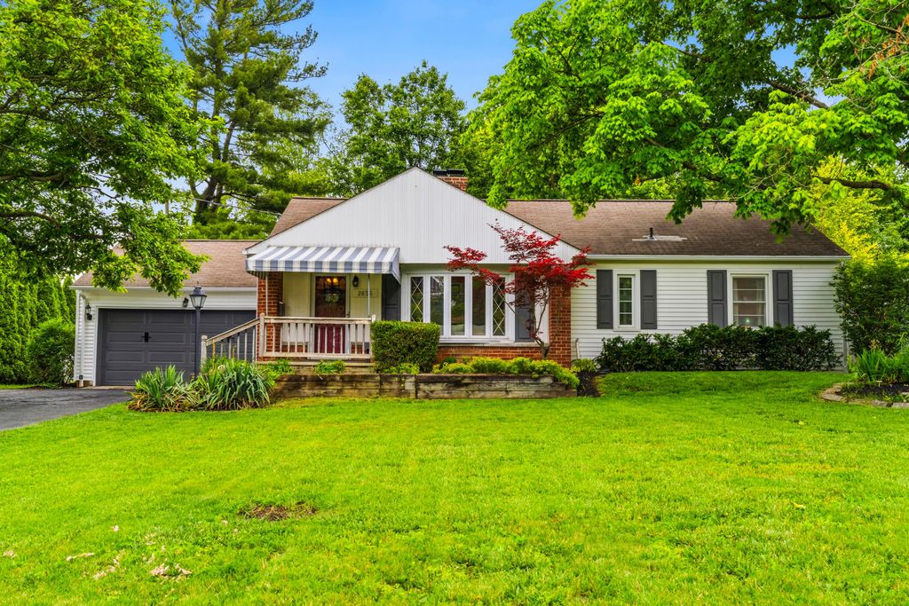 Photo of 2656 Zollinger Road, Upper Arlington, OH 43221 (MLS # 226018557)
