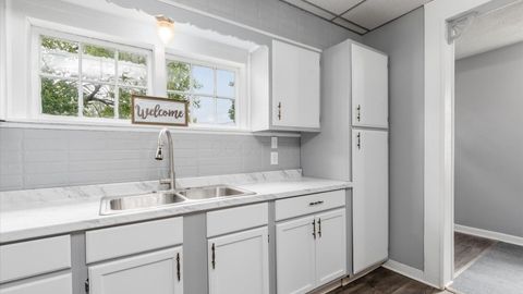 Tiny photo for 76 Oakwood Avenue, Newark, OH 43055 (MLS # 225037362)