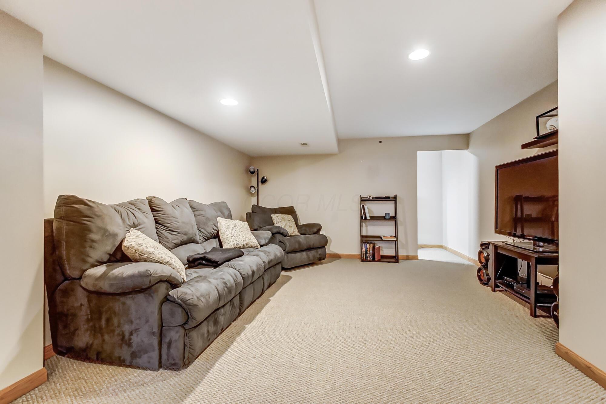 2127 Twin Flower Circle, Grove City, Ohio image 37