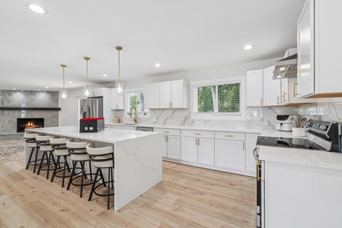 Photo of 2169 White Road, Grove City, OH 43123 (MLS # 225027384)