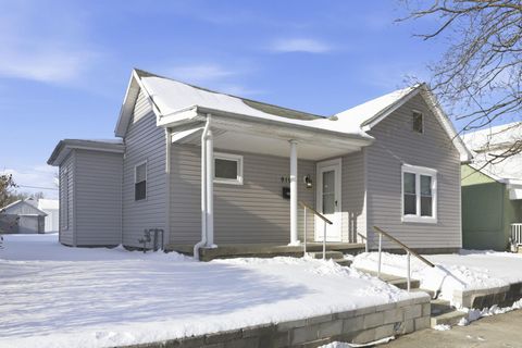 Photo of 910 E Paint Street, Washington Court House, OH 43160 (MLS # 226003989)