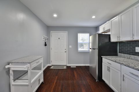 Tiny photo for 2812 E 11th Avenue, Columbus, OH 43219 (MLS # 225040237)