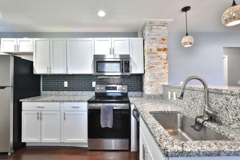 Tiny photo for 2812 E 11th Avenue, Columbus, OH 43219 (MLS # 225040237)