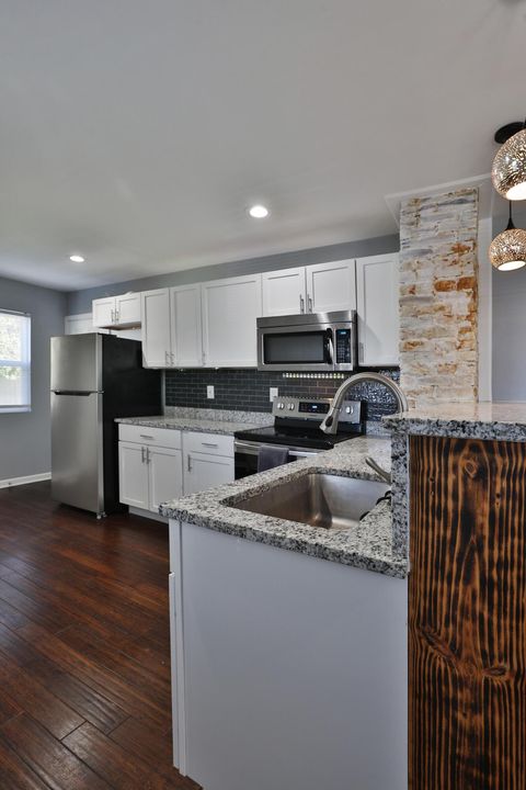 Tiny photo for 2812 E 11th Avenue, Columbus, OH 43219 (MLS # 225040237)