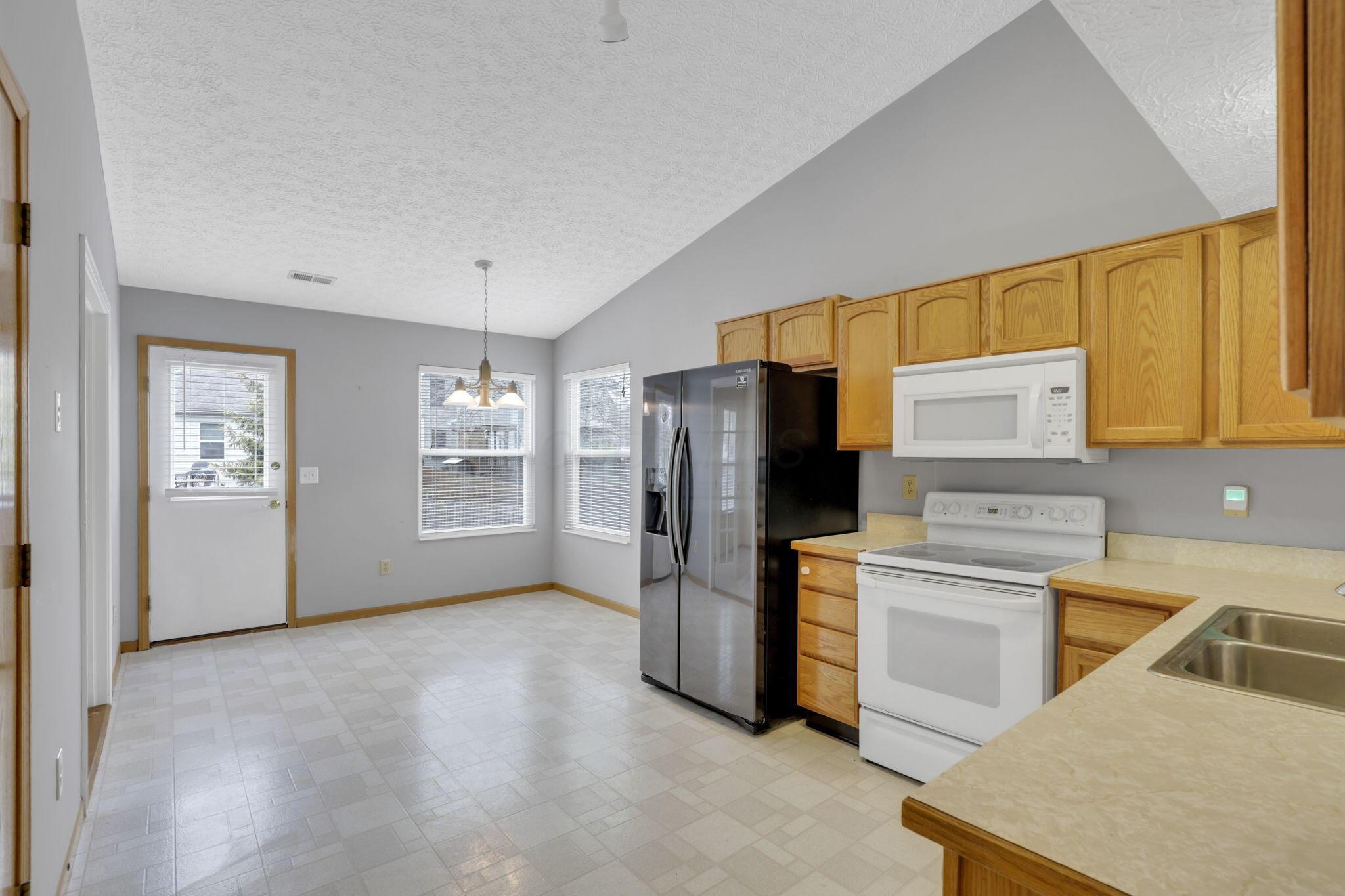 7050 Weurful Drive, Canal Winchester, Ohio image 9