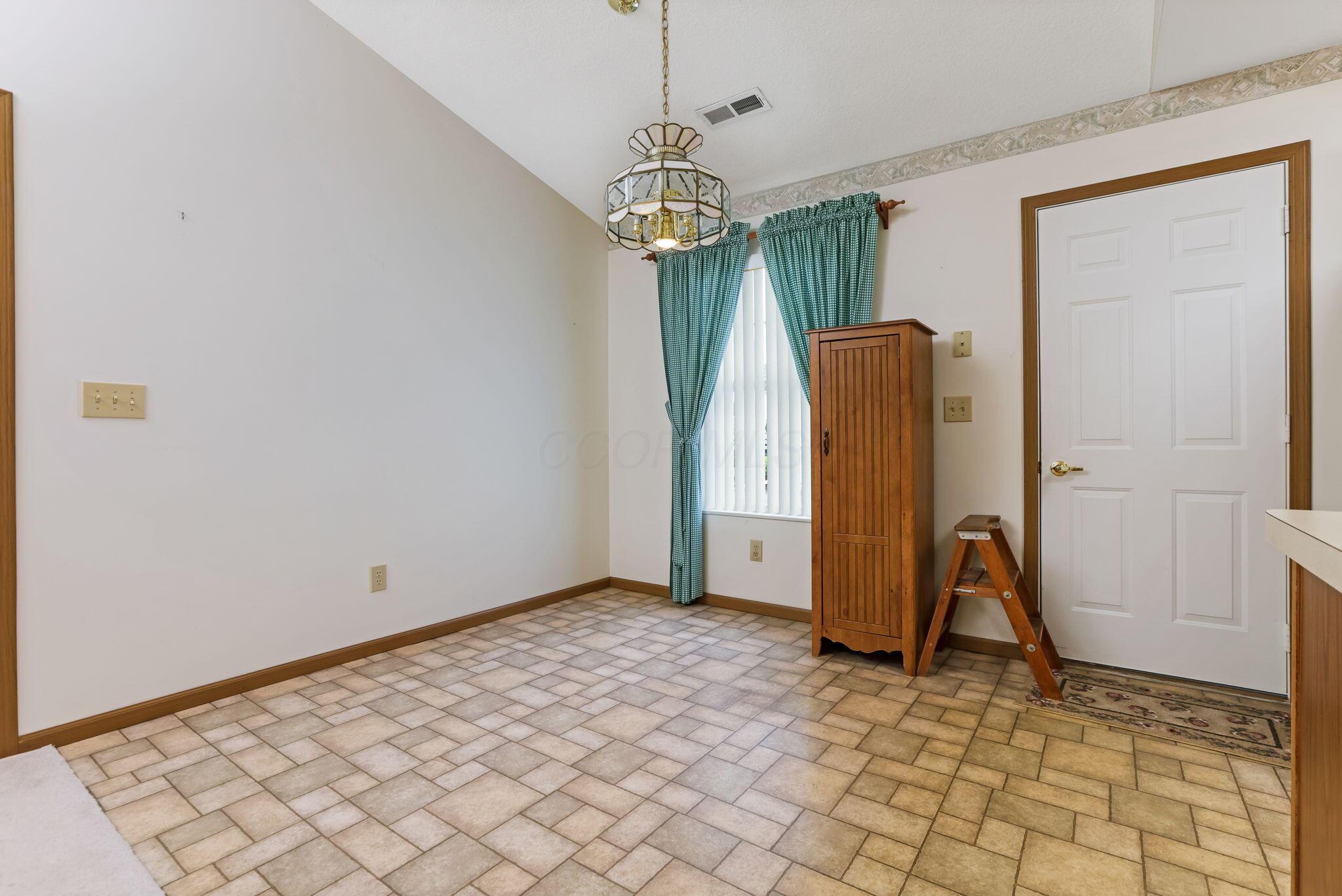 1329 Hillview Circle, Newark, Ohio image 15