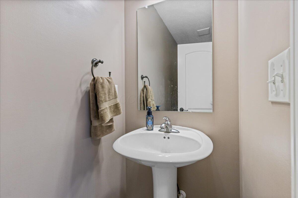 5922 Blue Star Drive, Grove City, Ohio image 49