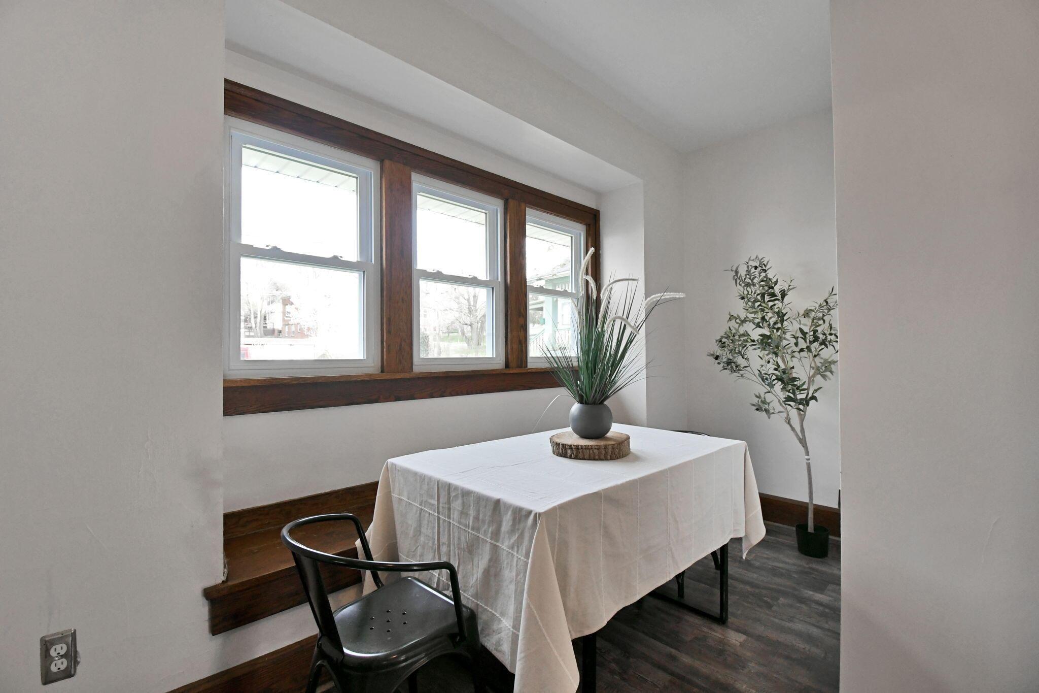 453 W Dickson Avenue