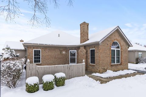 Photo of 5758 Willow Lake Drive, Grove City, OH 43123 (MLS # 225044766)