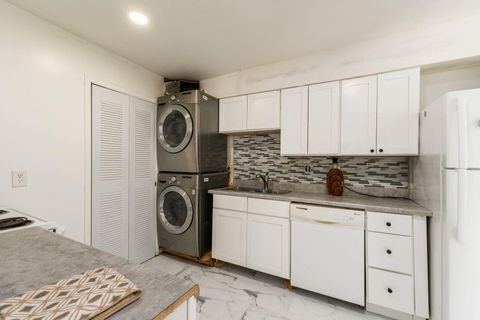 Tiny photo for 4 Oak Road, Columbus, OH 43217 (MLS # 226002342)