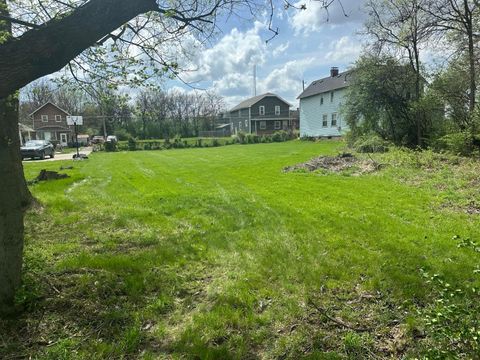 Photo of 470 Stambaugh Avenue, Columbus, OH 43207 (MLS # 226011121)