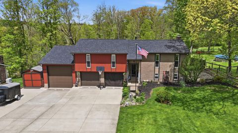 Photo of 447 Deer Trail Drive, Thornville, OH 43076 (MLS # 226015008)