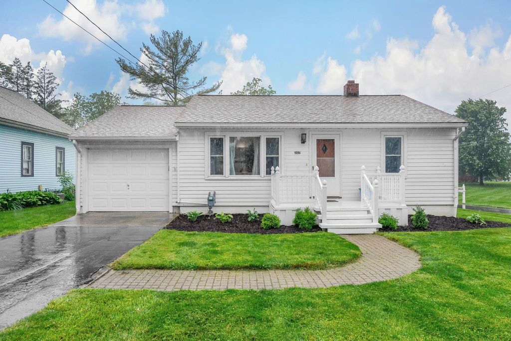 Photo of 207 N Columbus Street, Sunbury, OH 43074 (MLS # 226018579)