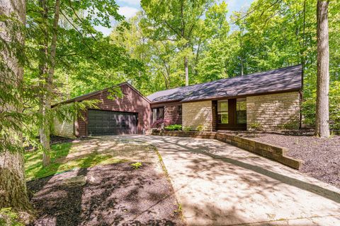 Photo of 812 Beech Drive, Columbus, OH 43235 (MLS # 226016671)