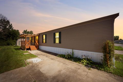 Photo of 6106 London Groveport Road J-38 #J-38, Grove City, OH 43123 (MLS # 225029784) Photo of 6106 London Groveport Road J-38 #J-38, Grove City, OH 43123 (MLS # 225029784)
