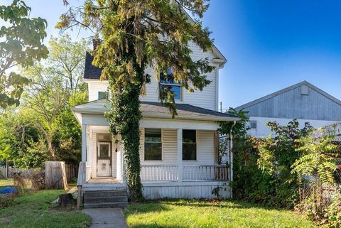 Photo of 1121 E Livingston Avenue, Columbus, OH 43205 (MLS # 226002542)