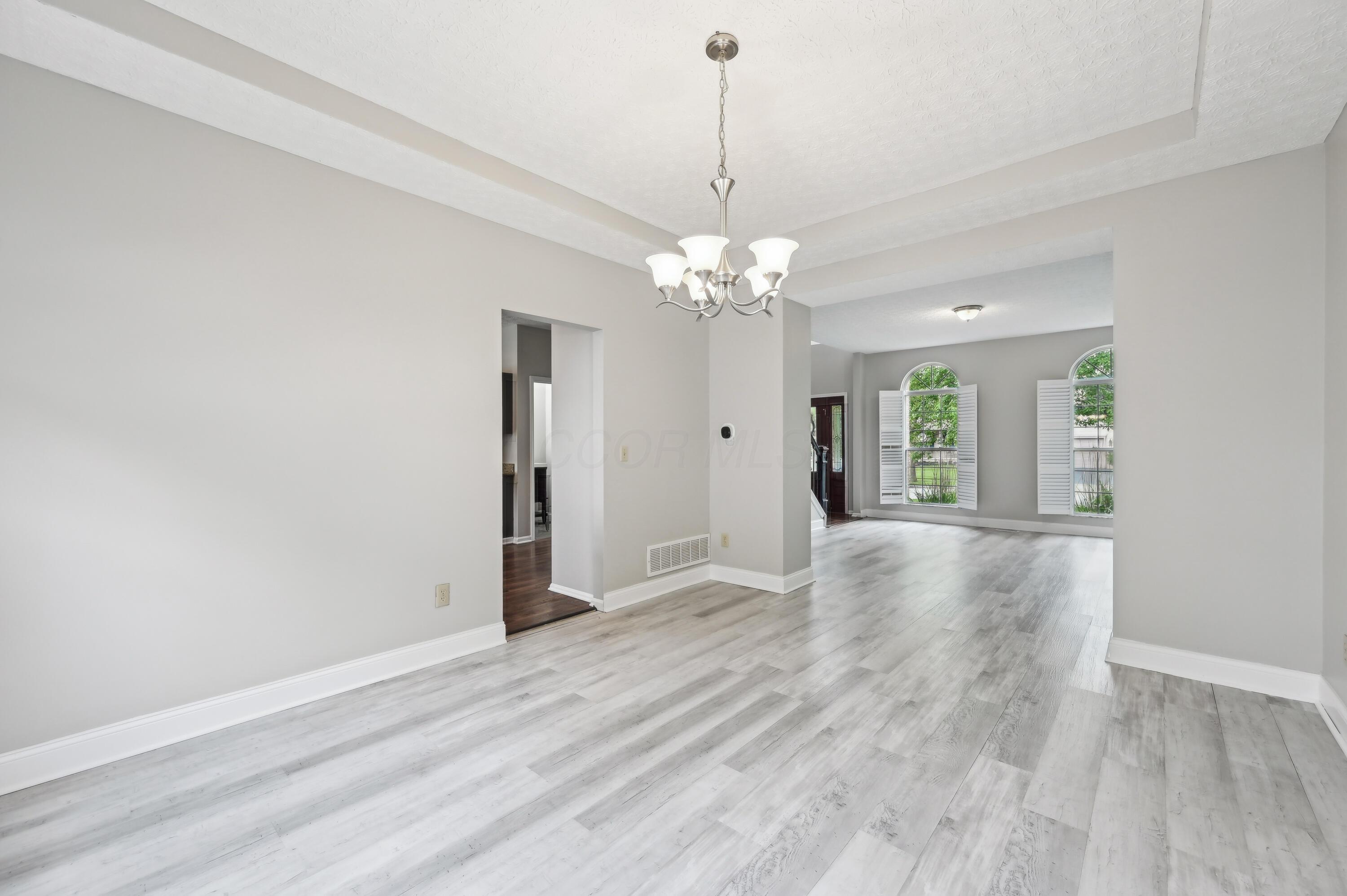 5650 Meadow Grove Drive, Grove City, Ohio image 13