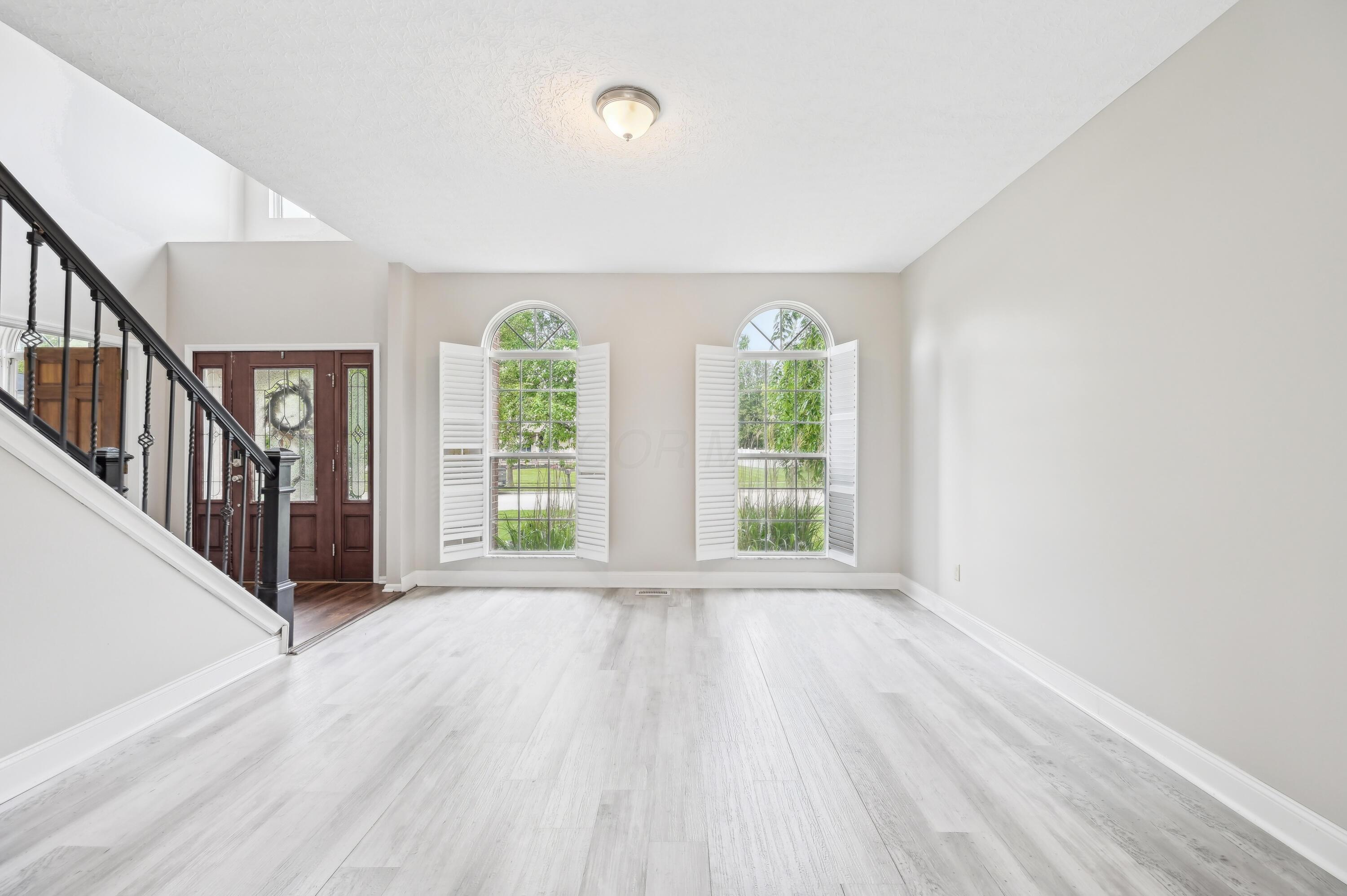5650 Meadow Grove Drive, Grove City, Ohio image 8