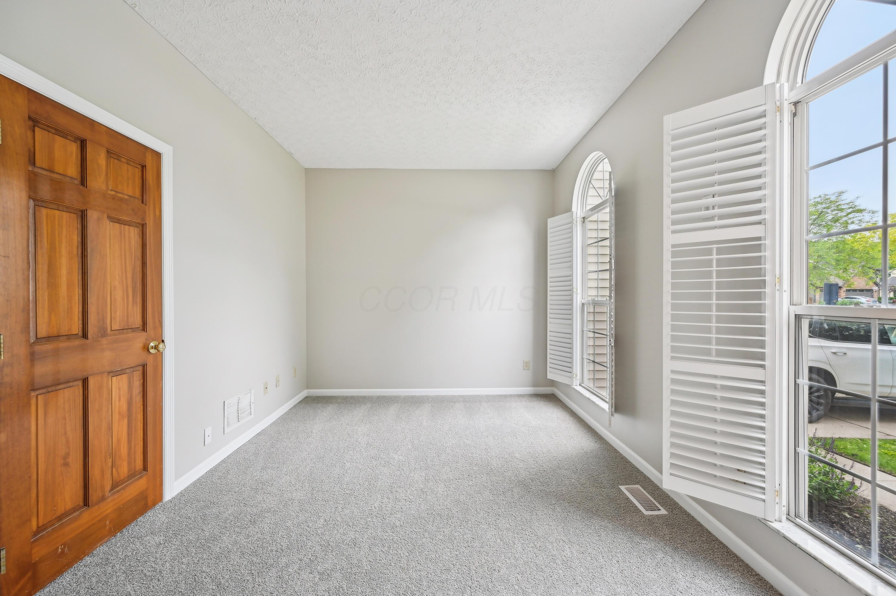 5650 Meadow Grove Drive, Grove City, Ohio image 10