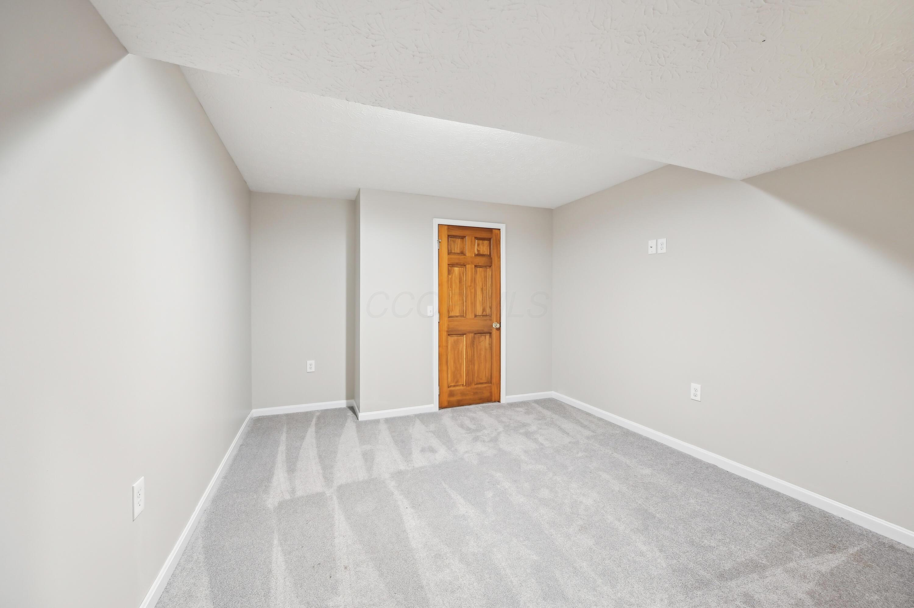 5650 Meadow Grove Drive, Grove City, Ohio image 33