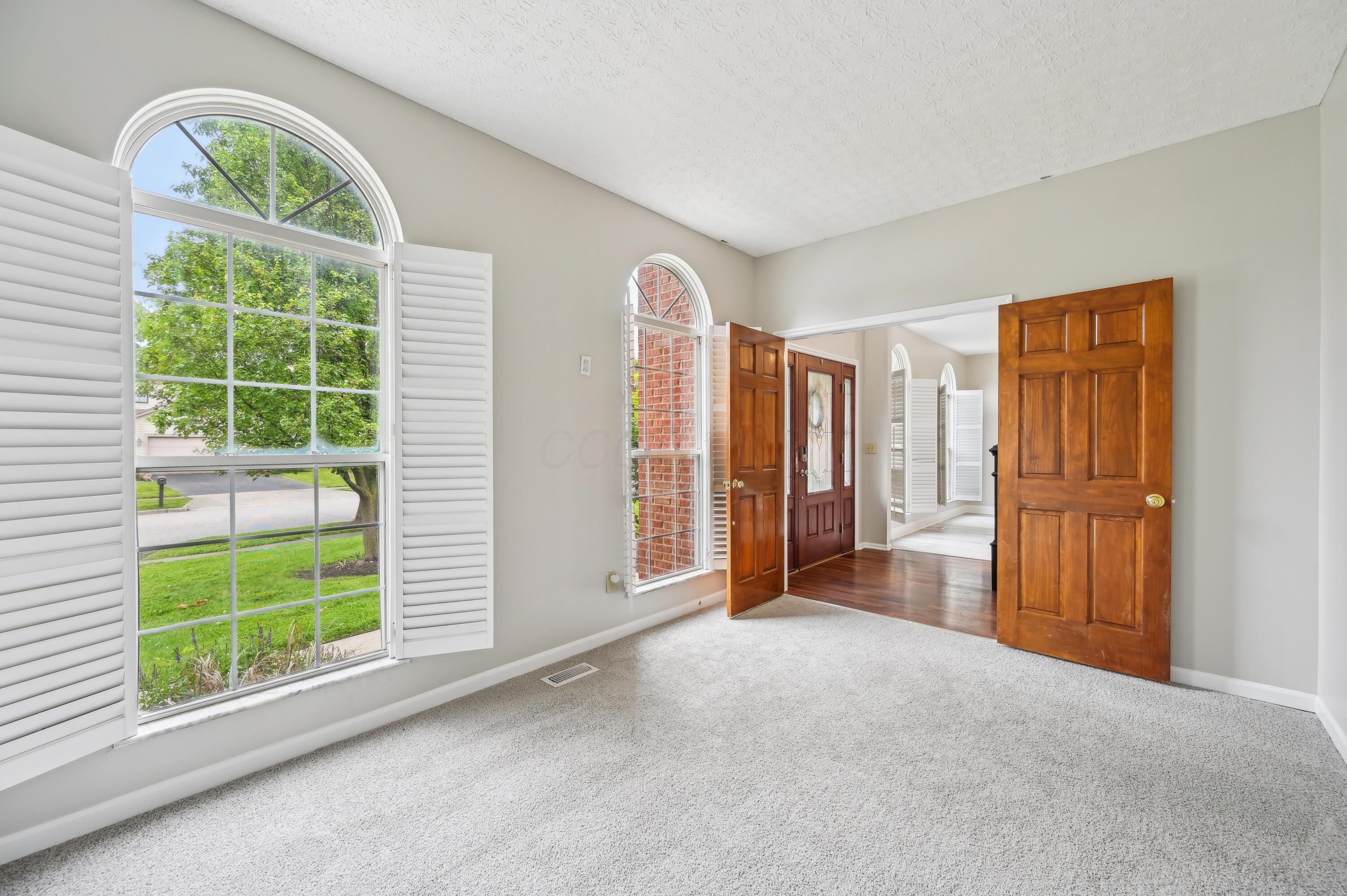 5650 Meadow Grove Drive, Grove City, Ohio image 9