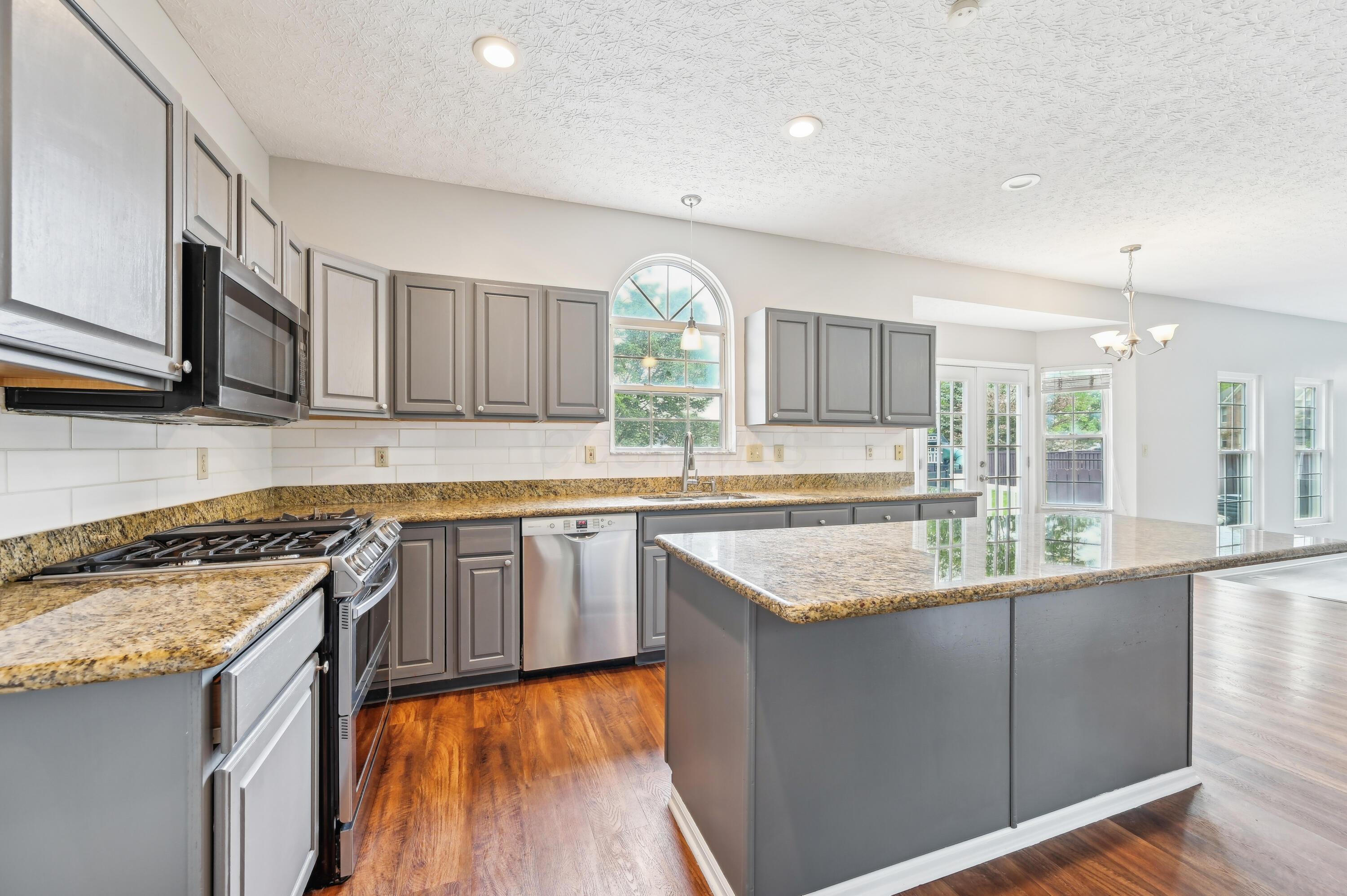 5650 Meadow Grove Drive, Grove City, Ohio image 19