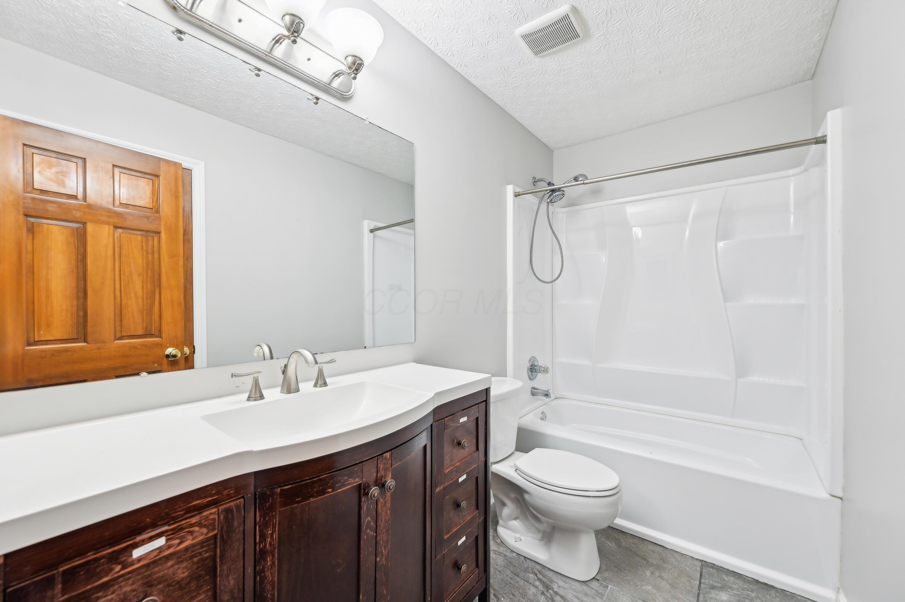 5650 Meadow Grove Drive, Grove City, Ohio image 37