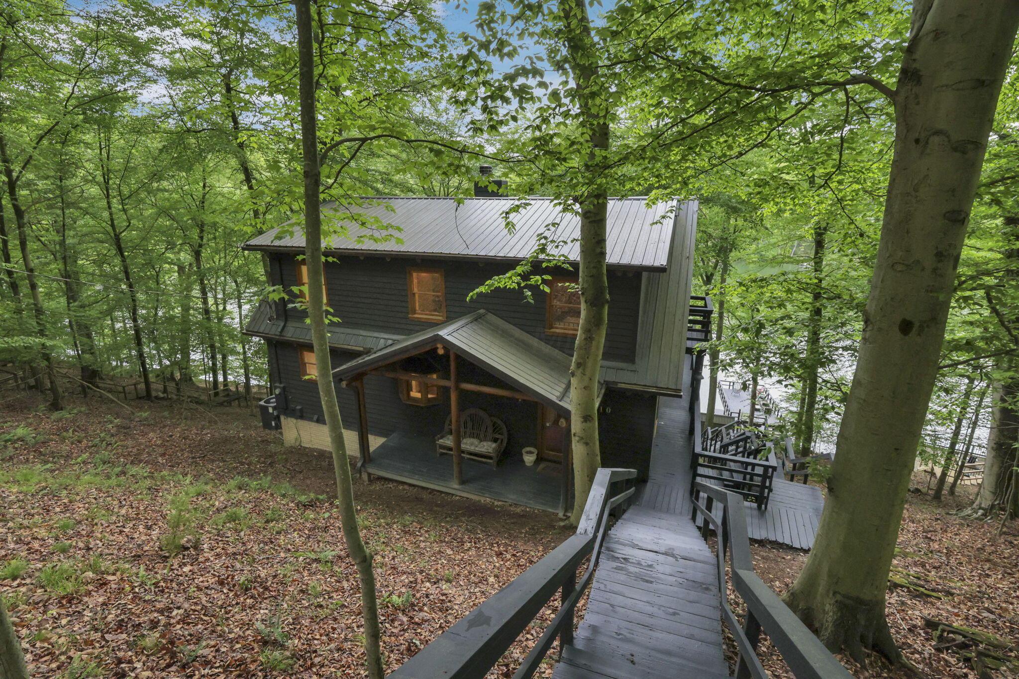 510 Natchez Lane, Sugar Grove, Ohio image 1