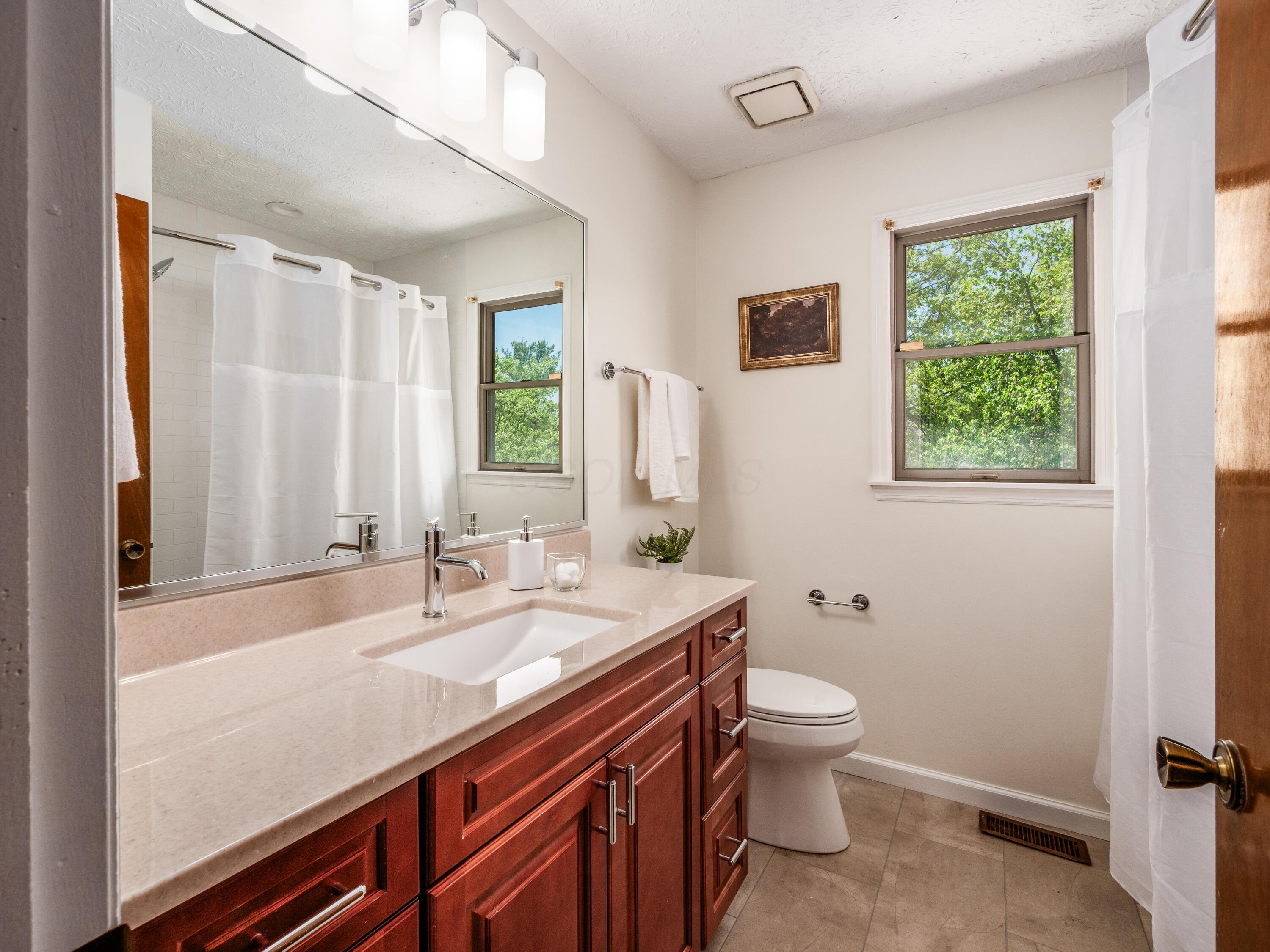 8805 Davington Drive, Dublin, Ohio image 38