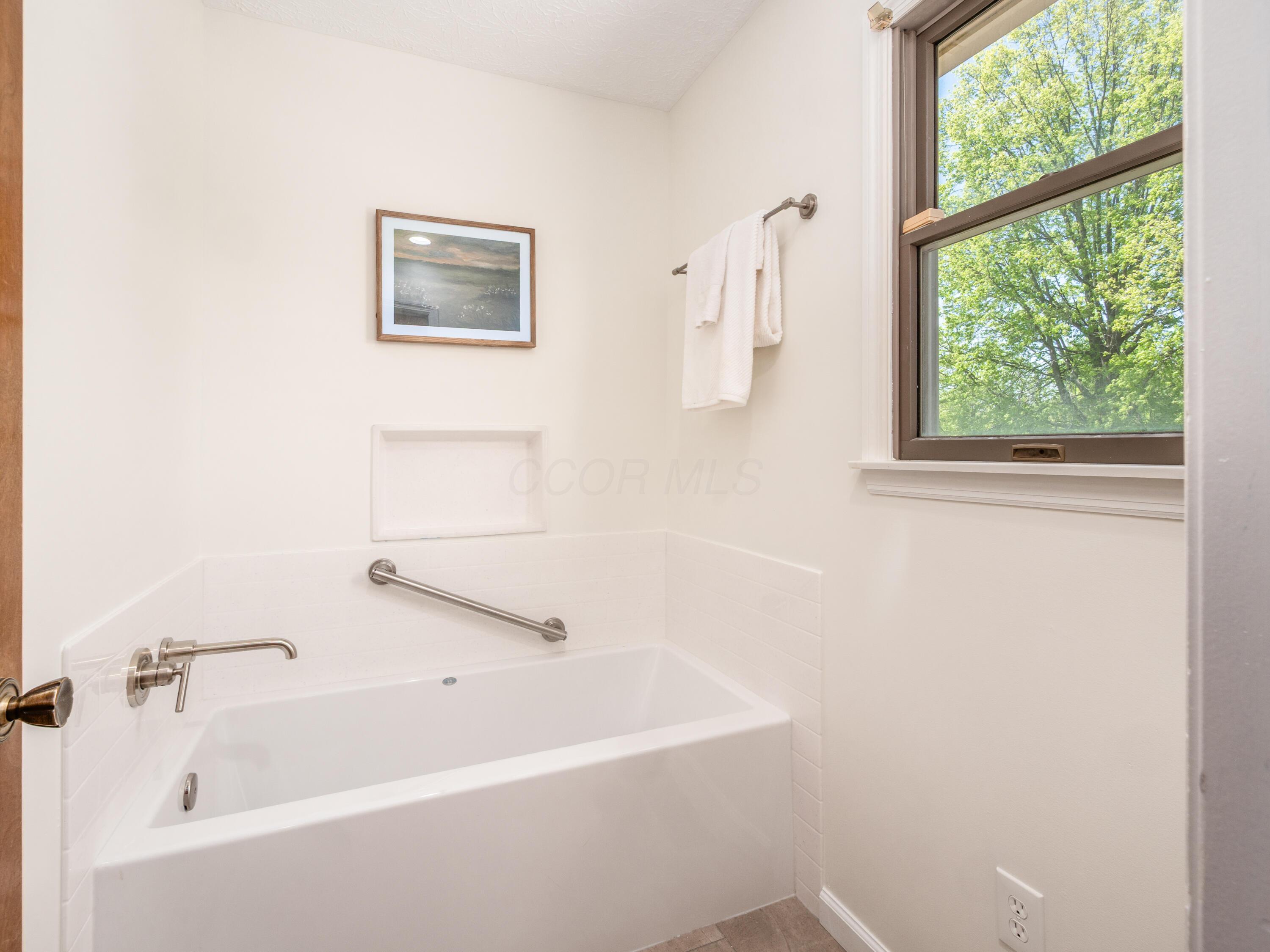 8805 Davington Drive, Dublin, Ohio image 35