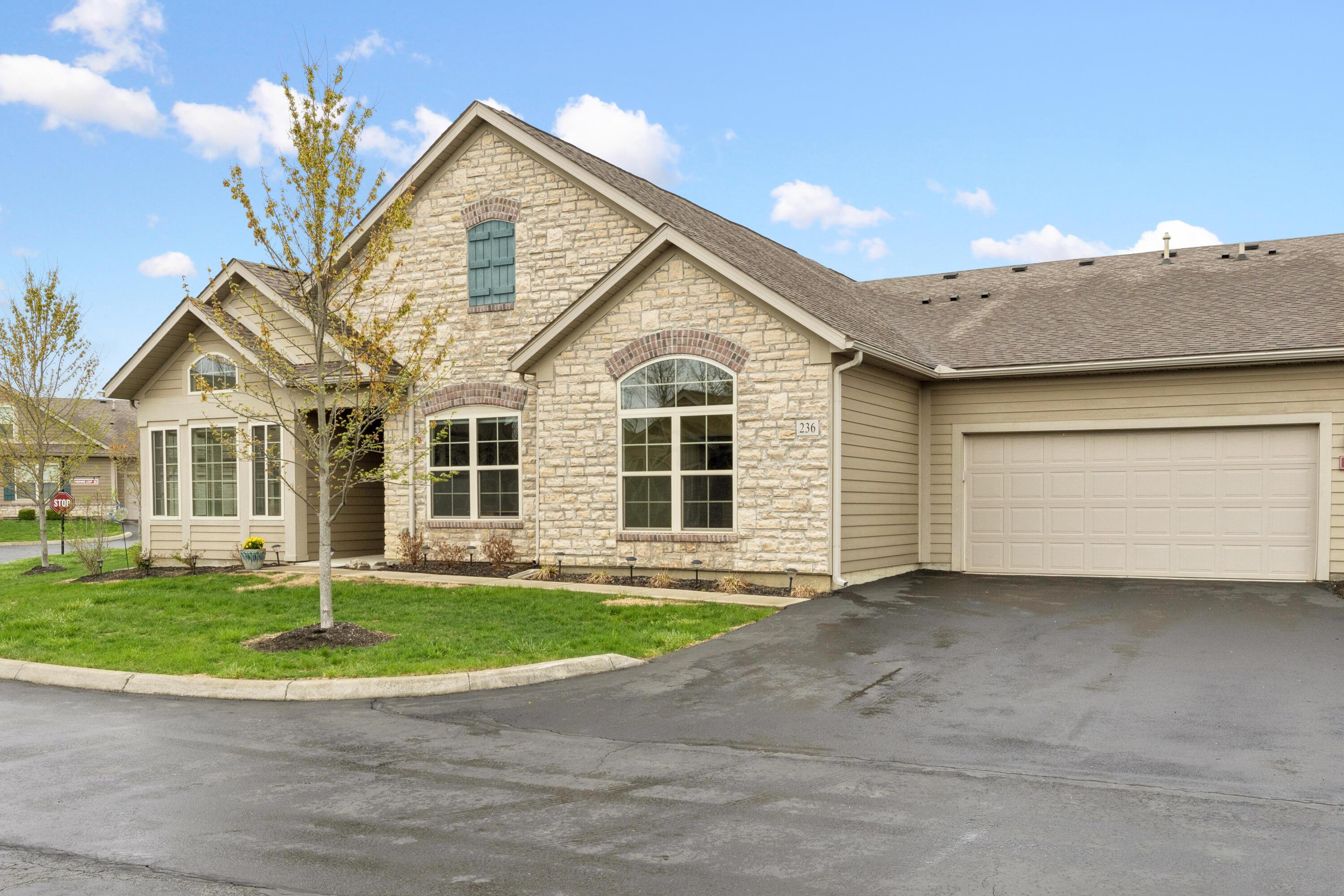 236 Stoneshire Crossing, Pataskala, Ohio image 2