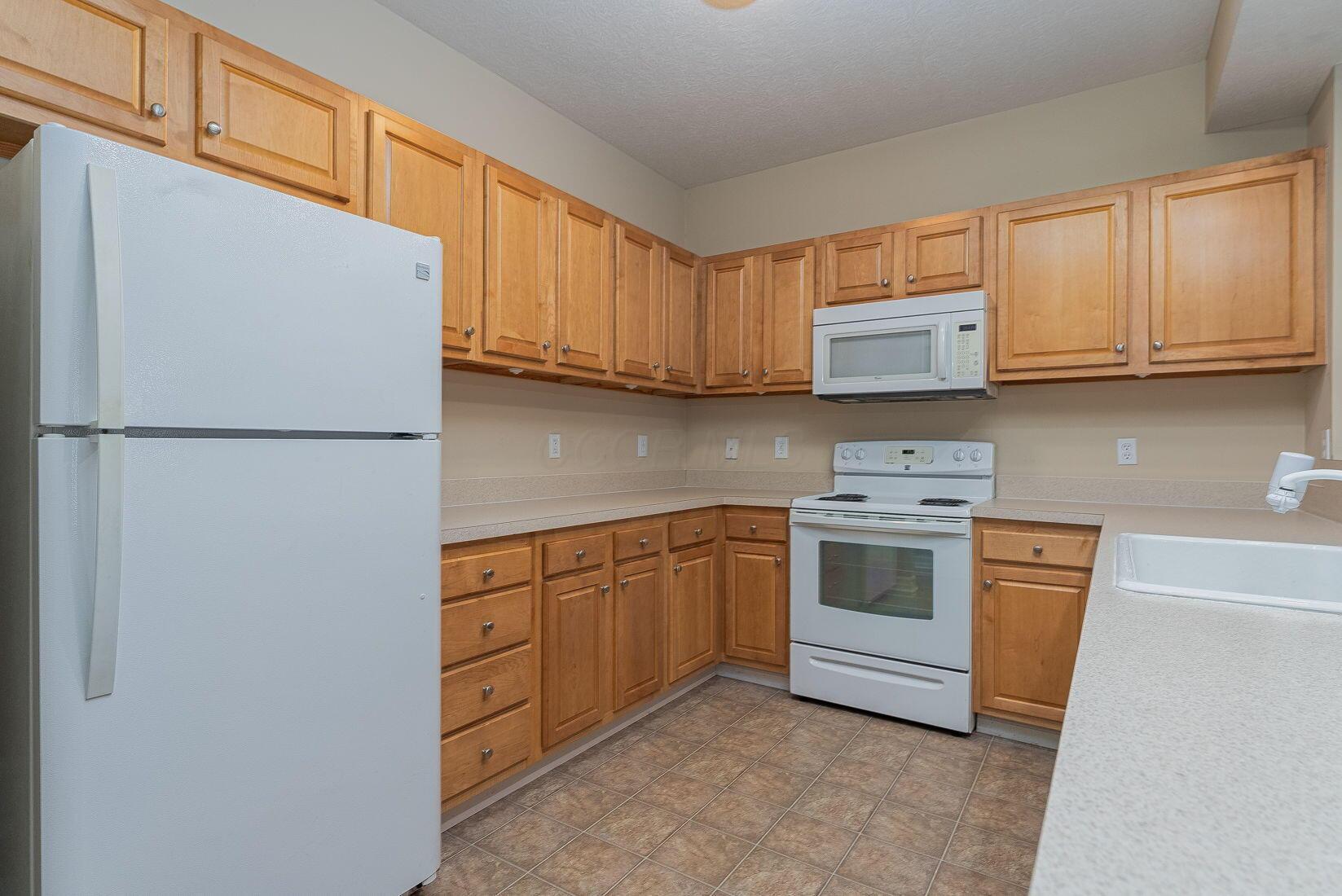 643 Pondview Drive, Grove City, Ohio image 5