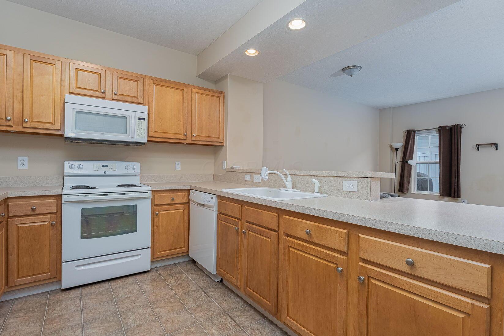 643 Pondview Drive, Grove City, Ohio image 6