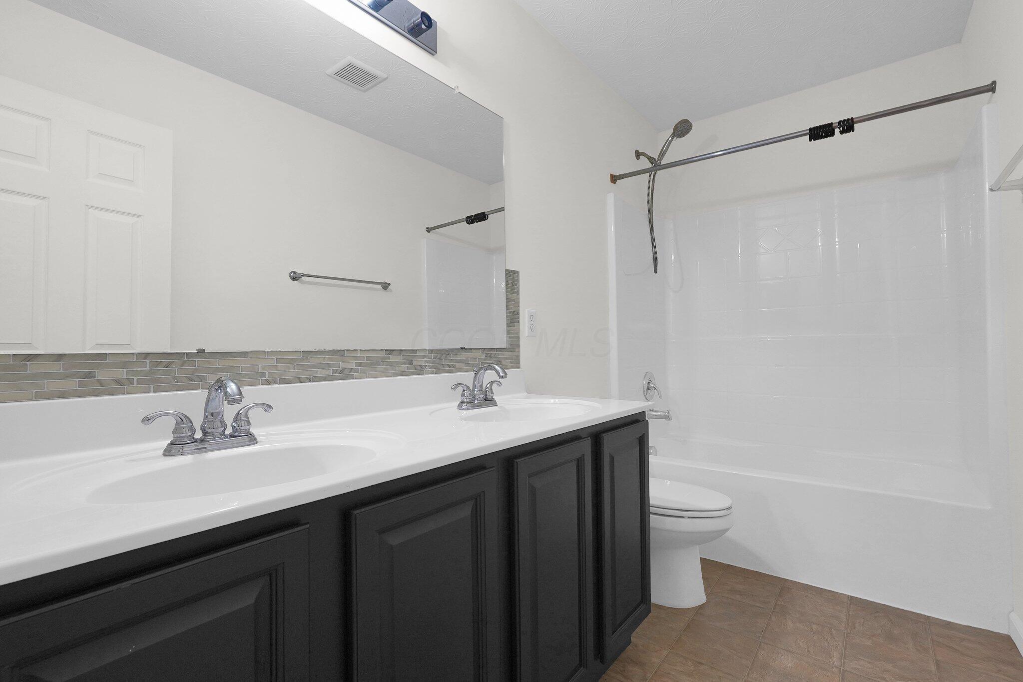 1065 Hartford Lane, London, Ohio image 34