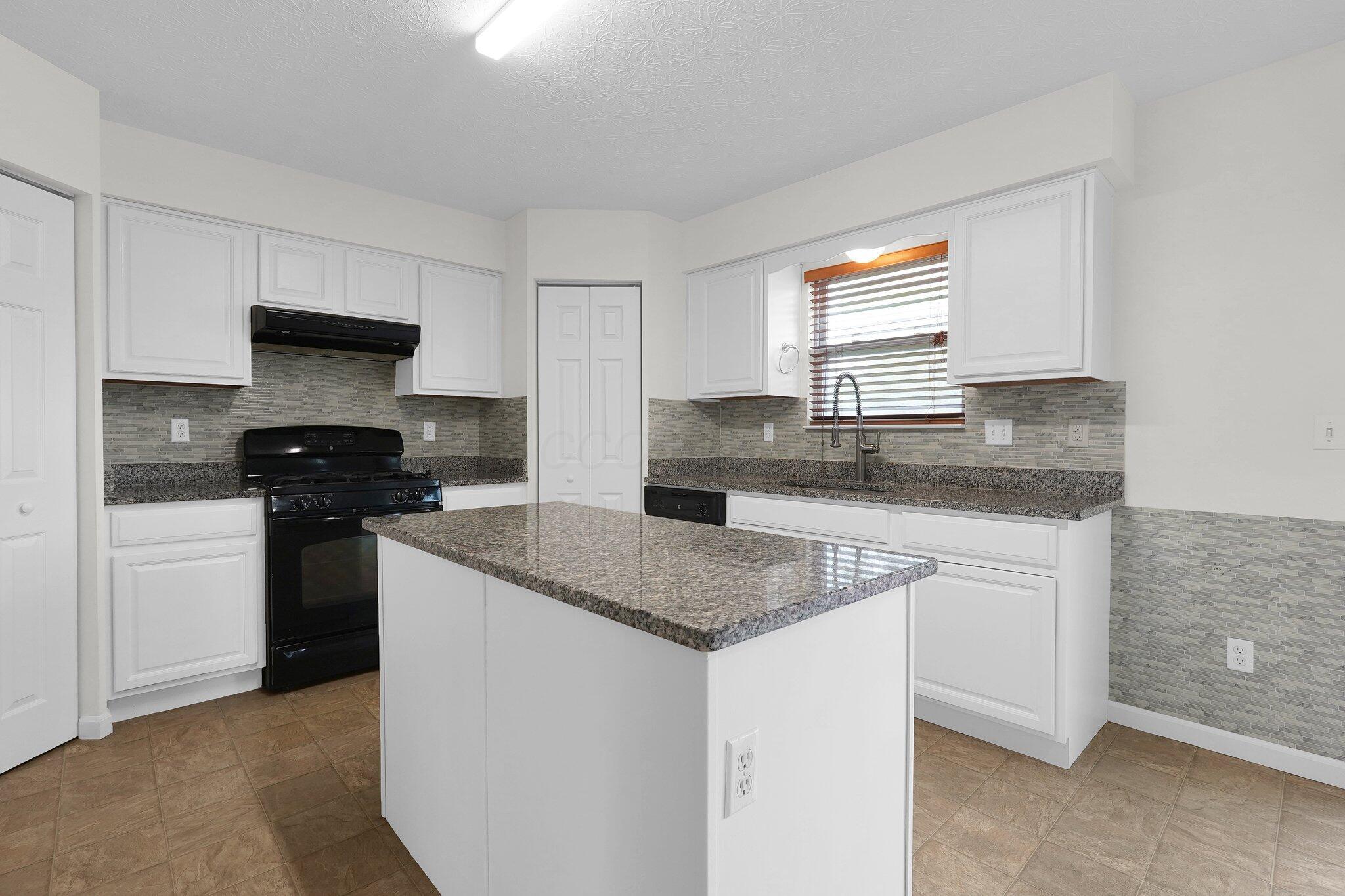 1065 Hartford Lane, London, Ohio image 10