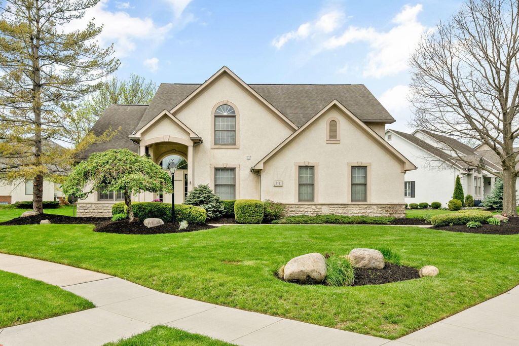Photo of 912 Linworth Village Drive, Columbus, OH 43235 (MLS # 226014652)
