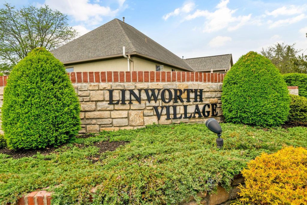 Photo of 912 Linworth Village Drive, Columbus, OH 43235 (MLS # 226014652)