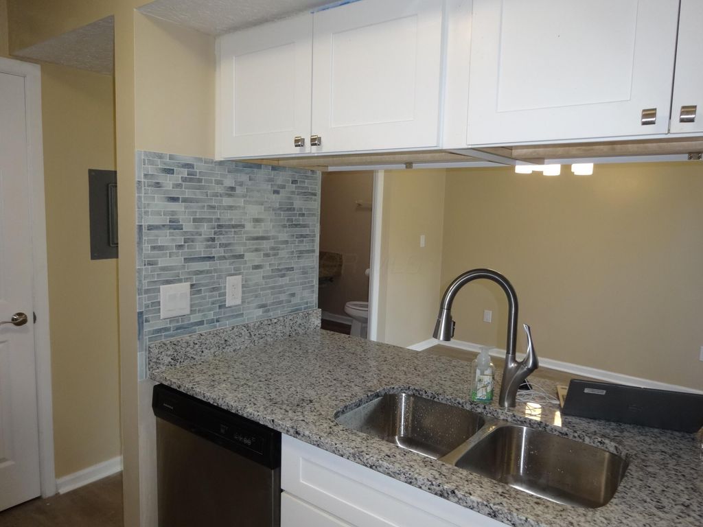 Photo of 1737 Worthington Run Drive B #B, Columbus, OH 43235 (MLS # 226013598)