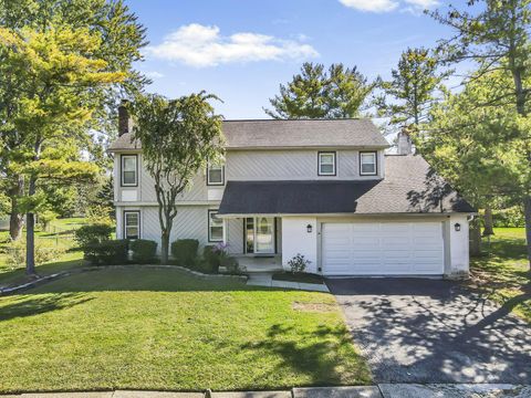 Photo of 7898 Sarahurst Drive, Dublin, OH 43016 (MLS # 225039714)