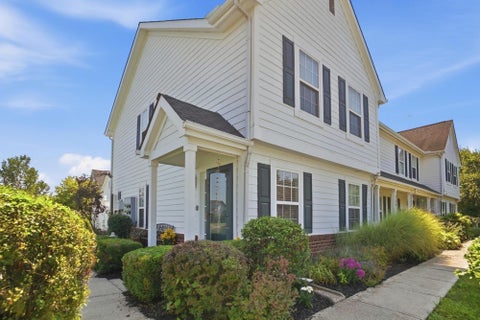 Photo of 662 Lakeview Drive S 27 #27, Grove City, OH 43123 (MLS # 226030403)