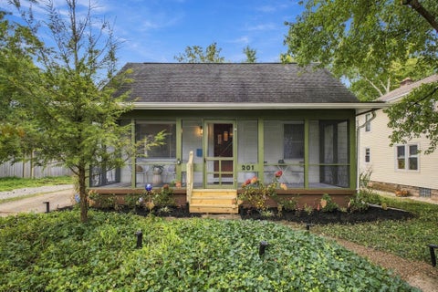 Photo of 201 E Lakeview Avenue, Columbus, OH 43202 (MLS # 226036316)