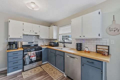 Tiny photo for 154 Lexington Boulevard, Delaware, OH 43015 (MLS # 225044735)