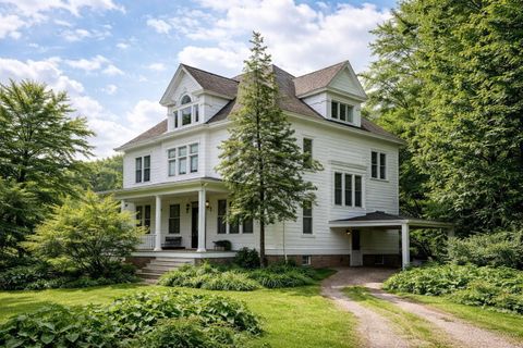 Photo of 604 E Gambier Street, Mount Vernon, OH 43050 (MLS # 226006262)