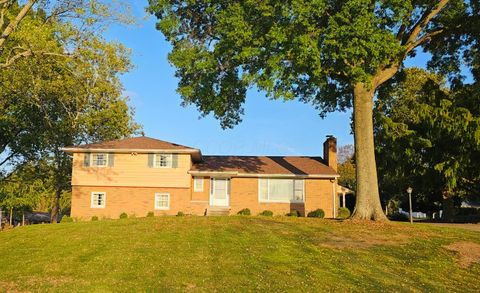 Photo of 1681 Knob Hill Drive, Coshocton, OH 43812 (MLS # 225037612)